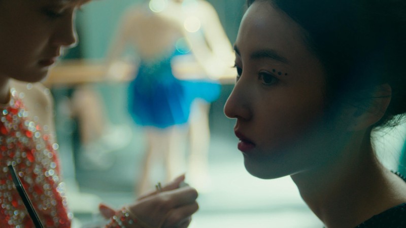 Xem Phim Cô Gái Trên Bờ Vực, Girl on Edge 2025