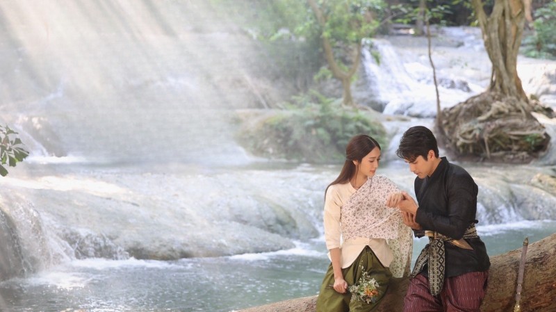 Xem Phim Trái Tim Giam Cầm, Captive Heart 2025